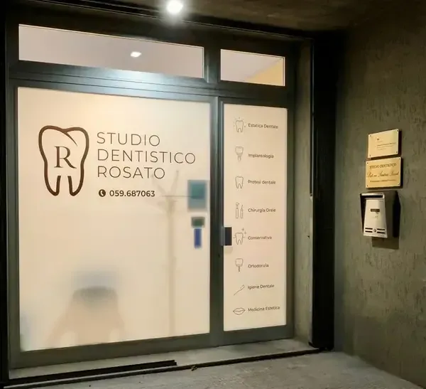 Ingresso dello Studio Dentistico Rosato a Carpi illuminato di sera