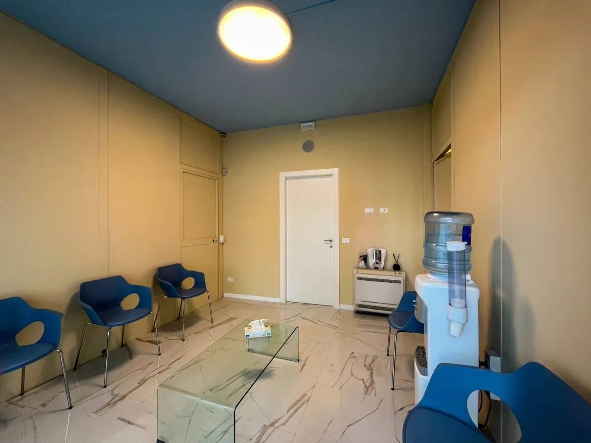 Sala d'attesa dello studio dentistico a Carpi, con poltroncine e tavolino