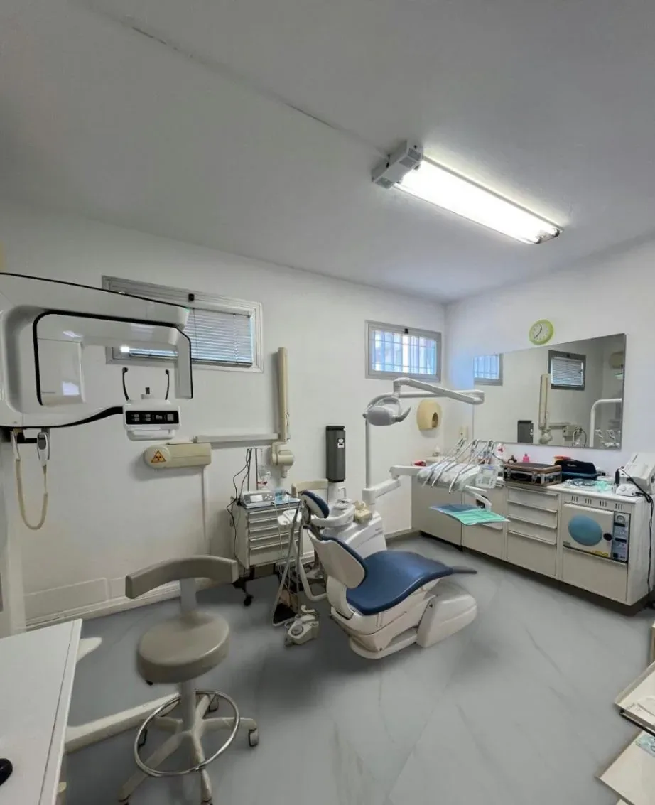 Sala operativa dello studio con ortopantomografo per le radiografie panoramiche